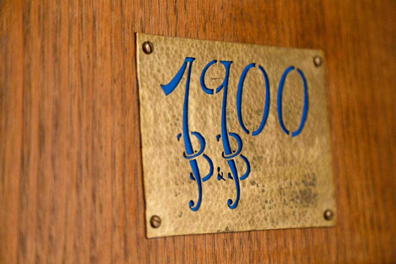 1900 *